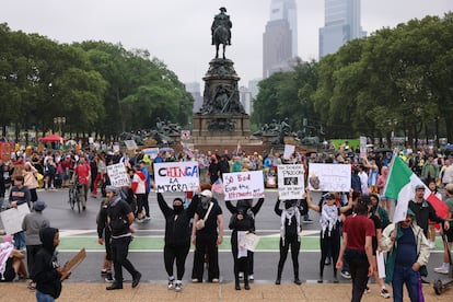 Miles de personas se congregan alrededor del Monumento a Washington durante la protesta, en Filadelfia.