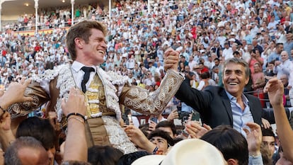 Borja Jiménez y Victorino Martín, a hombros de la multitud.