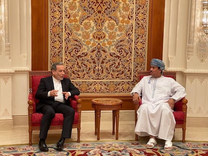 El ministro de Exteriores Araghchi departiendo con su homólogo omaní, en Mascate (Omán) el pasado 25 de abril. 