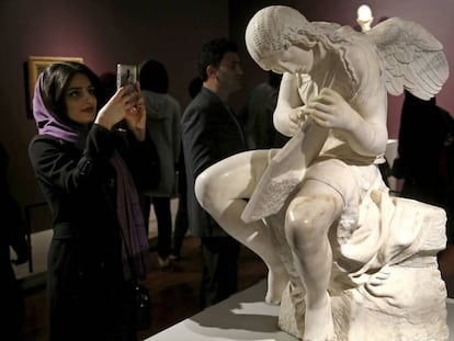 Una mujer junto a la escultura &#039;Funerary Genius&#039; en la exposici&oacute;n &#039;El Louvre en Teher&aacute;n&#039;, inaugurada el 5 de marz&oacute; en Teher&aacute;n. 