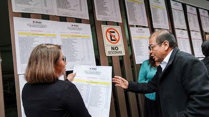 Consejeros del INE pegan los conteos del primer cómputo de la elección judicial, en Ciudad de México, el 12 de junio de 2025.  