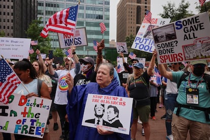 Miles de manifestantes se congregan in Philadelphia.