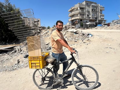 Ayman Abdel Bari usa su bicicleta para ir hasta las ruinas de su casa en Jan Yunis a buscar comida para sus hijos. Imagen tomada a principios de junio de 2025