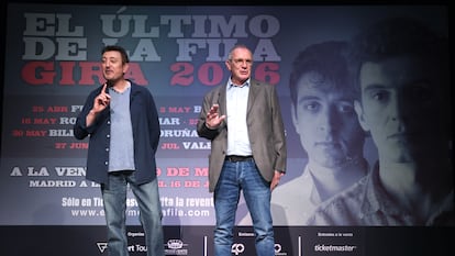 Manolo García y Quimi Portet durante la presentación de la nueva gira de El Último de la Fila, el pasado 27 de mayo en el Parque de el Retiro en Madrid.

