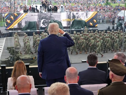 Donald Trump saluda a las tropas durante el desfile.