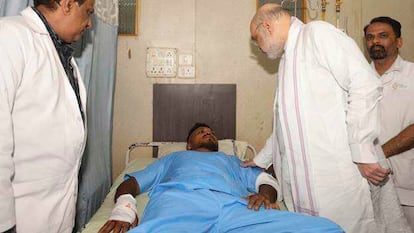Foto distribuida por el Ministerio del Interior de la India muestra al ministro del Interior, Amit Shah, reuniéndose con Vishwash Kumar Ramesh, sobreviviente británico del accidente aéreo.