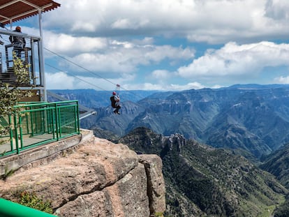 La tirolina en el Parque Aventura Barrancas, en el Estado de Chihuahua (México).