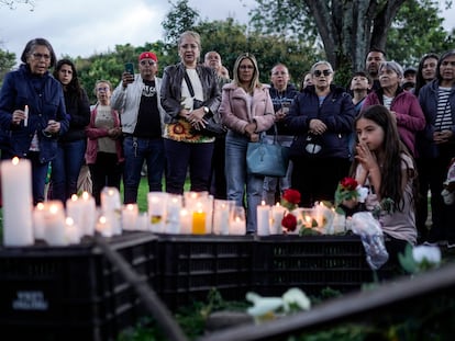 Simpatizantes de Miguel Uribe en un acto de oración por la recuperación de su estado de salud el pasado 7 de junio, en Bogotá.