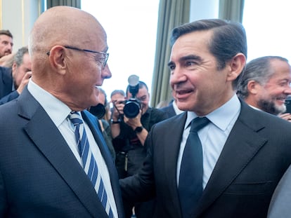 Josep Oliu, presidente del Banco Sabadell y Carlos Torres, presidente del BBVA, en una imagen de archivo. 

