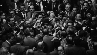 Operadores negocian a viva voz los precios de las acciones en la Bolsa de Madrid en la sesión del 20 de octubre de 1987.