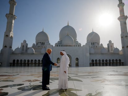El presidente de los Estados Unidos, Donald Trump, saludaba ayer a Yousif Al Obaidli, director de la mezquita Sheikh Zayed, durante su visita a Abu Dabi.