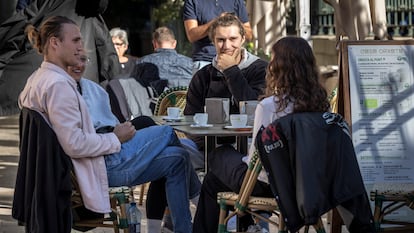 Un grupo de jóvenes, en una terraza.
