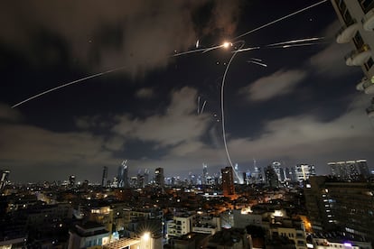 Misiles del escudo de defensa aérea israelí, este domingo, sobre el cielo de Tel Aviv