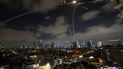Misiles del escudo de defensa aérea israelí, este domingo, sobre el cielo de Tel Aviv
