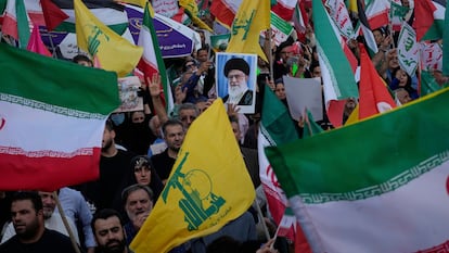 Manifestantes sostienen una imagen del líder supremo iraní, Ali Jamenei, en Teherán, este sábado.