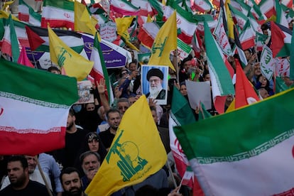 Manifestantes sostienen una imagen del líder supremo iraní, Ali Jamenei, en Teherán, este sábado.