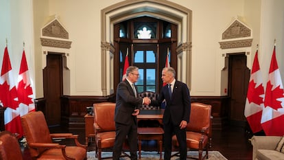 El primer ministro de Canadá, Mark Carney, a la derecha de la imagen, saluda a su homólogo británico, Keir Starmer, antes del inicio de la cumbre del G-7, en Ottawa, este domingo.