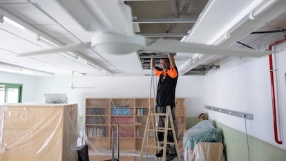 Operarios instalando aire acondicionado en una escuela de Barcelona.