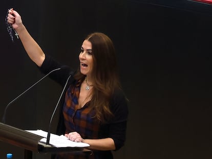 La concejala Cara Toscano, de Vox, en un pleno del Ayuntamiento de Madrid en diciembre de 2023.