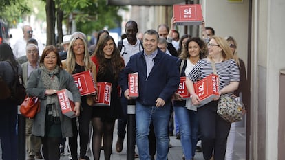 Un grupo de militantes, encabezados por Santos Cerdán,se disponen a entregar los avales de la candidatura de Pedro Sánchez para las primarias de 2017. Al fondo, arriba, a la izquierda, Koldo García. 