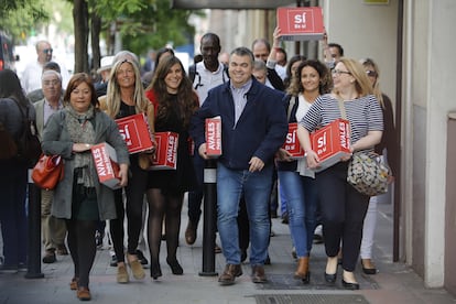 Un grupo de militantes, encabezados por Santos Cerdán,se disponen a entregar los avales de la candidatura de Pedro Sánchez para las primarias de 2017. Al fondo, arriba, a la izquierda, Koldo García.