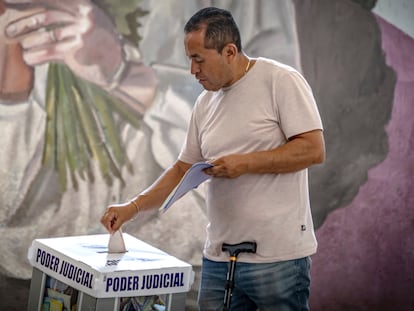 personas acuden a emitir su voto en la primera jornada electoral del Poder Judicial