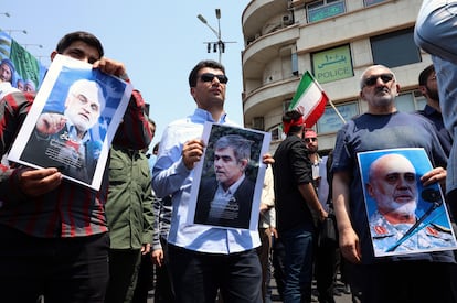 Un grupo de personas muestra imágenes de los científicos Mohammad Mehdi Tehranchi (izquierda) y Fereydoun Abbasi-Davani (centro) y del general Gholam Ali Rashid (derecha), muertos en el ataque de Israel, el viernes durante una protesta en Teherán.